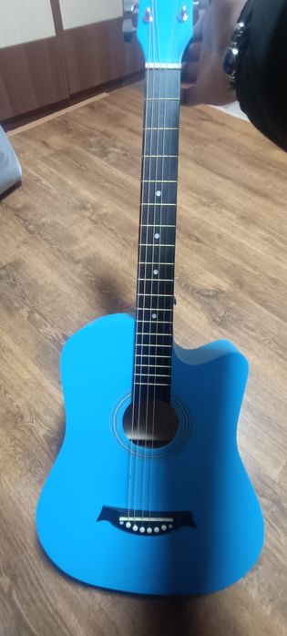 Продам акустическую гитару