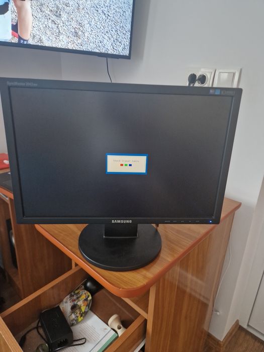 Vând Monitor funcțional fără unitate și cablu de încărcare...