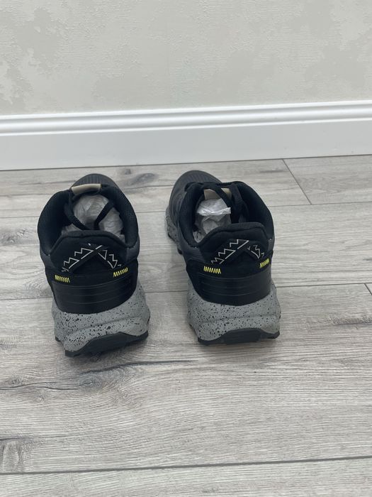 Походные кроссовки