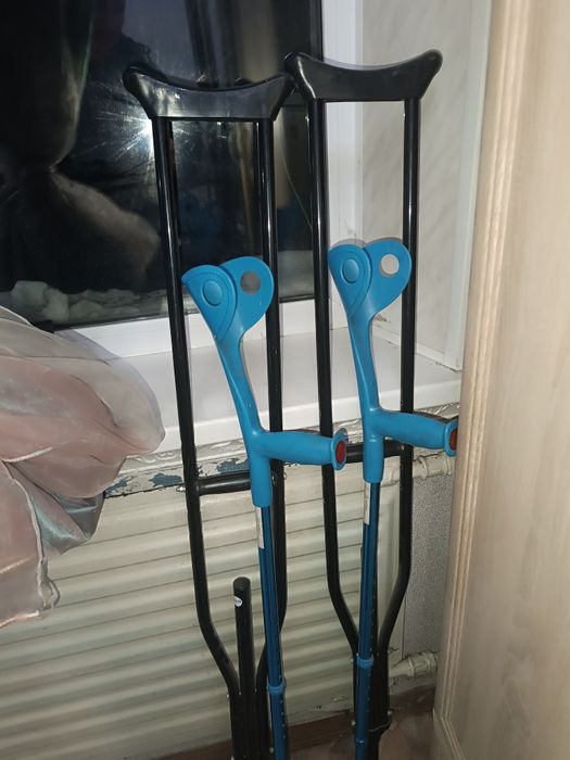 Продам недорого костыли