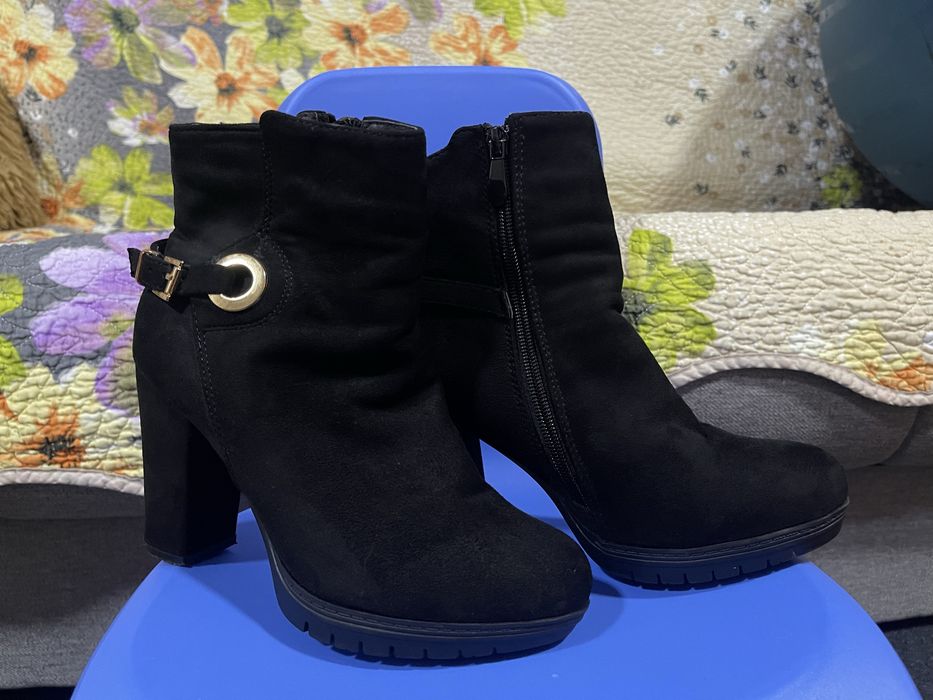 Botine negre din catifea