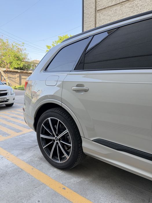 Audi Q7 quattro 2023-yil