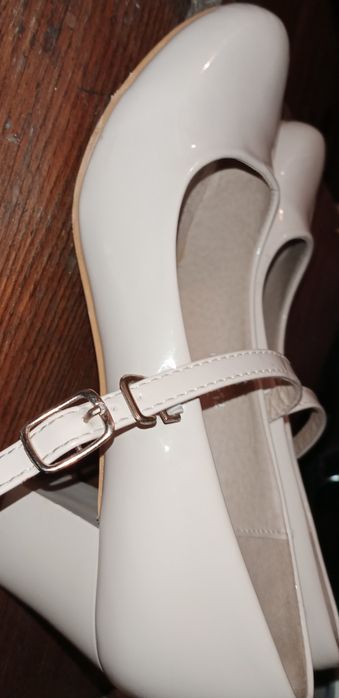 Продам бежевые туфли