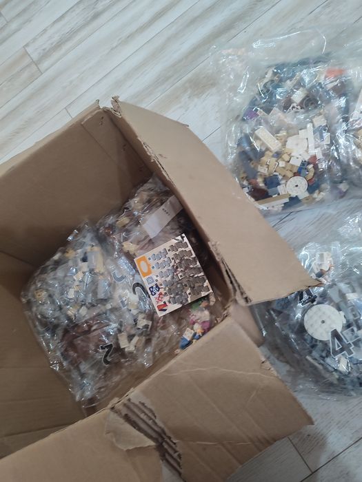 Vând lego Castel Disney land 390 ron