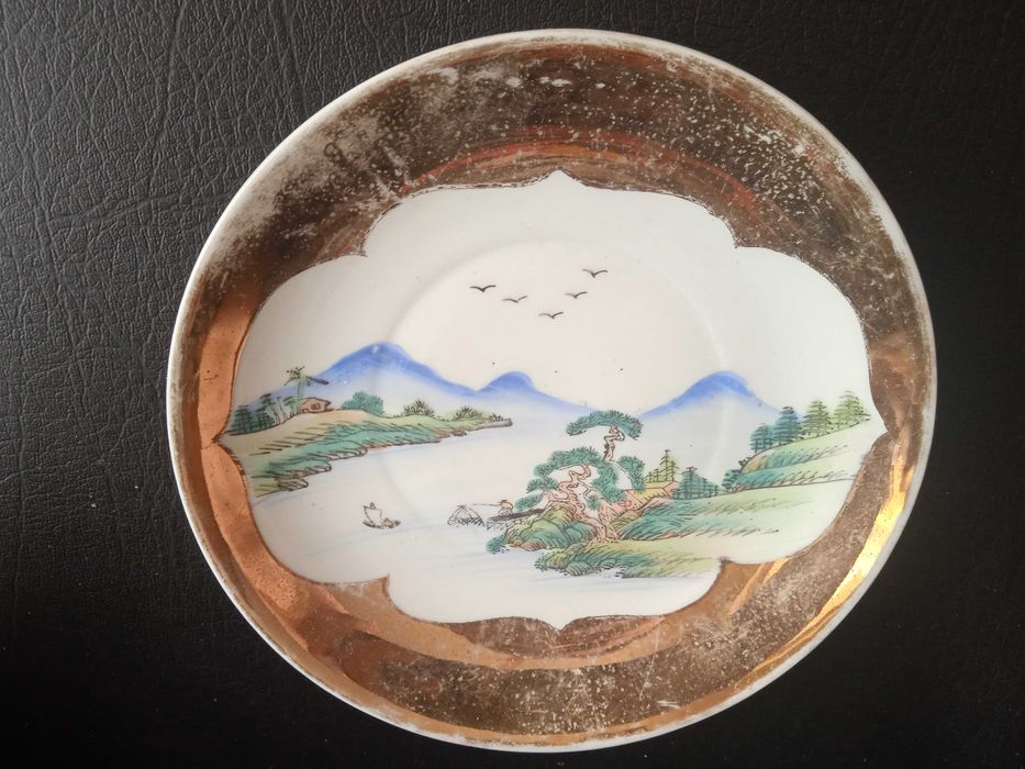 Много стара чиния японски порцелан с позлата