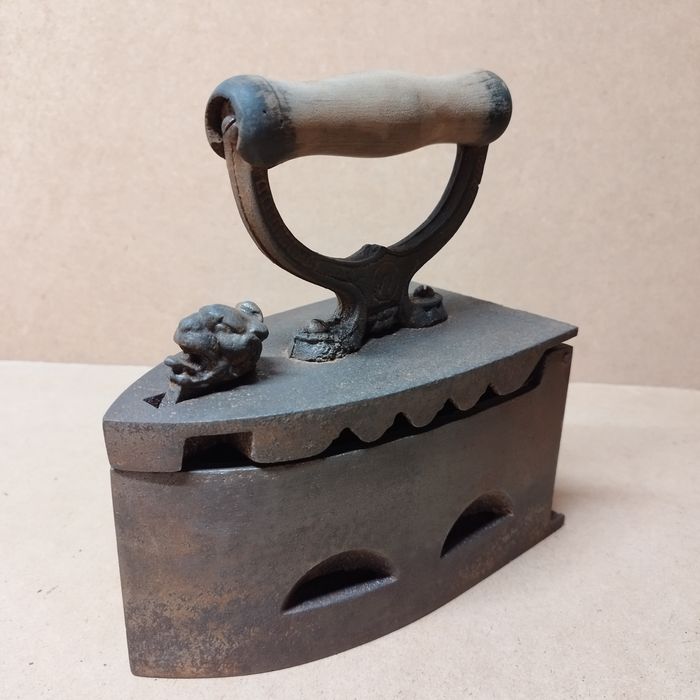 Стара ютия на жар