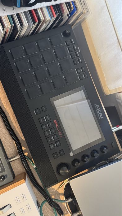 Семплер Akai mpc live 2