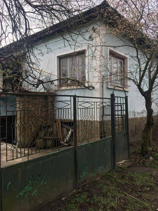 Къща с двор и промишлена  сграда