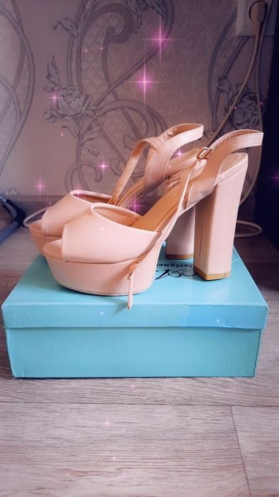 Очень красивый туфли с открытым носиком.