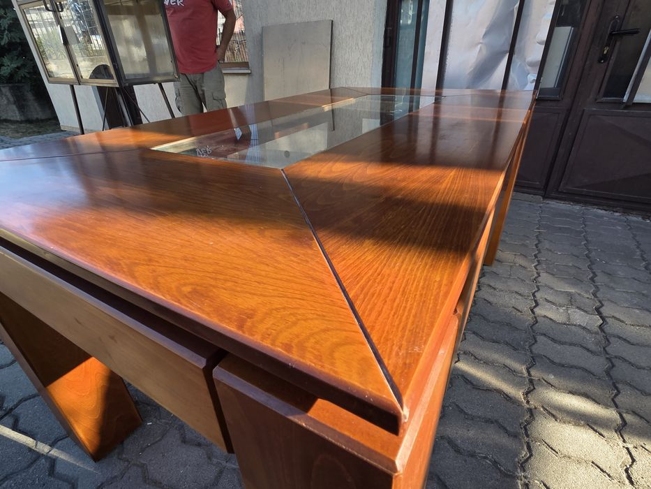 Много солидна трапезна маса