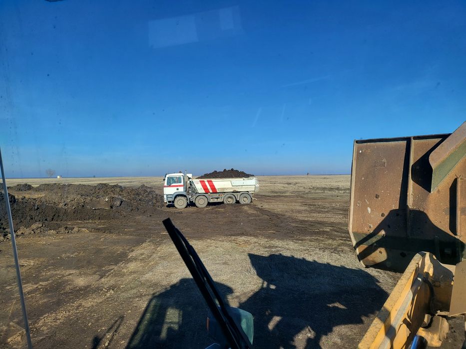 De vânzare pământ negru și galben