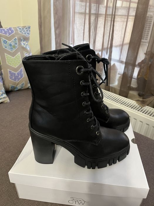 Кожени боти с висок ток