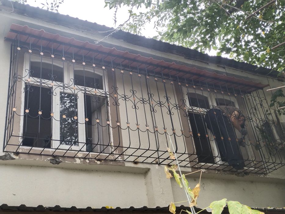 Решетки на окна.Панжаралар ойналарга. Установка козырьков и роликов.