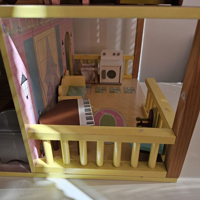 Дървена къщичка за кукли с мебелите