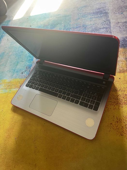 laptop Hp rosu, quadcore , video dediacat 1 gb , hdd 1tb