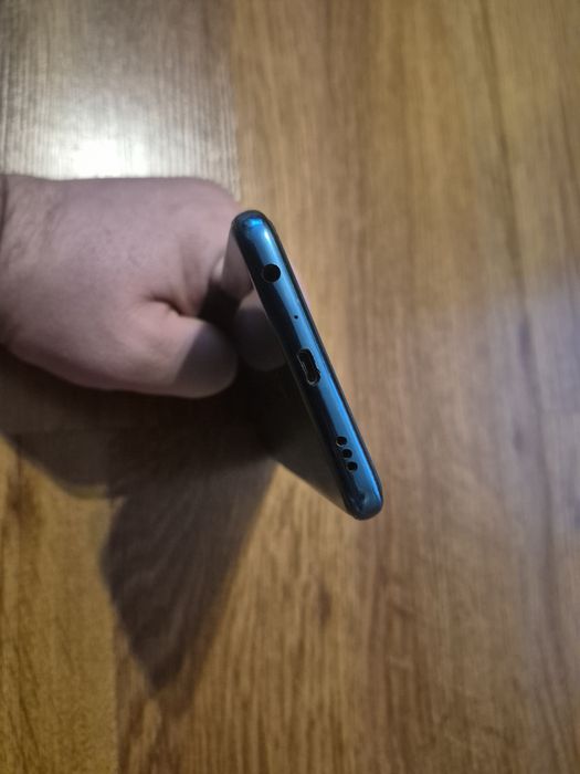 Смартфон LG Q60 + карта памет 128GB, кейсове и протектори