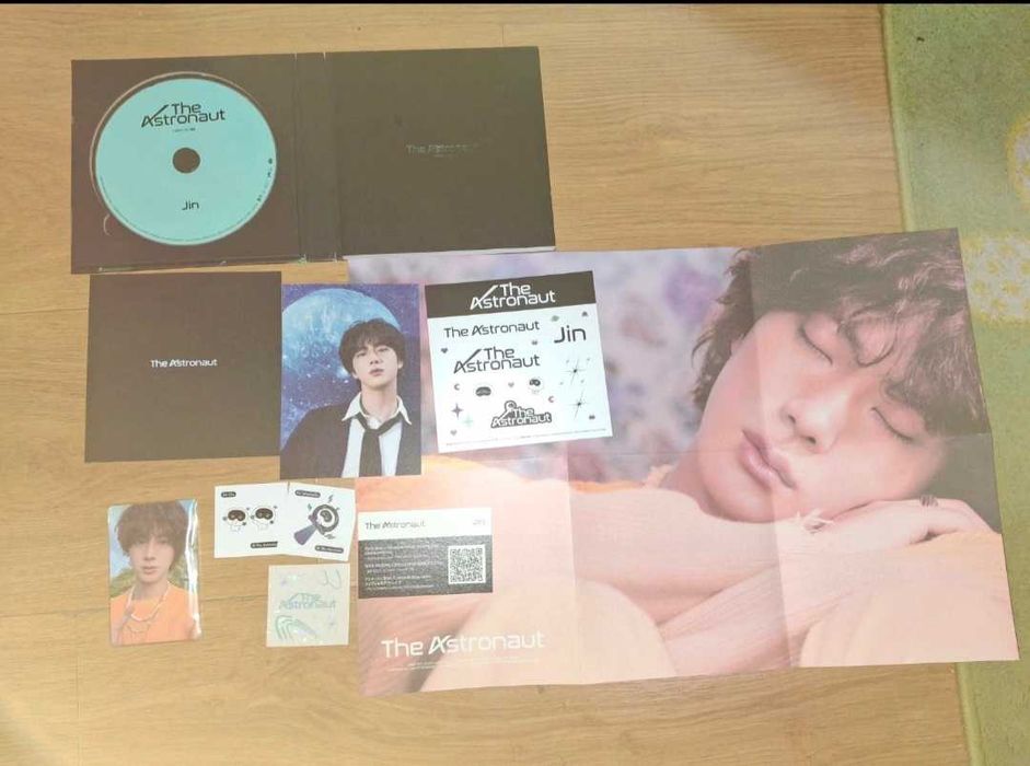 Album The astronaut JIN + 2 photocarduri originale
