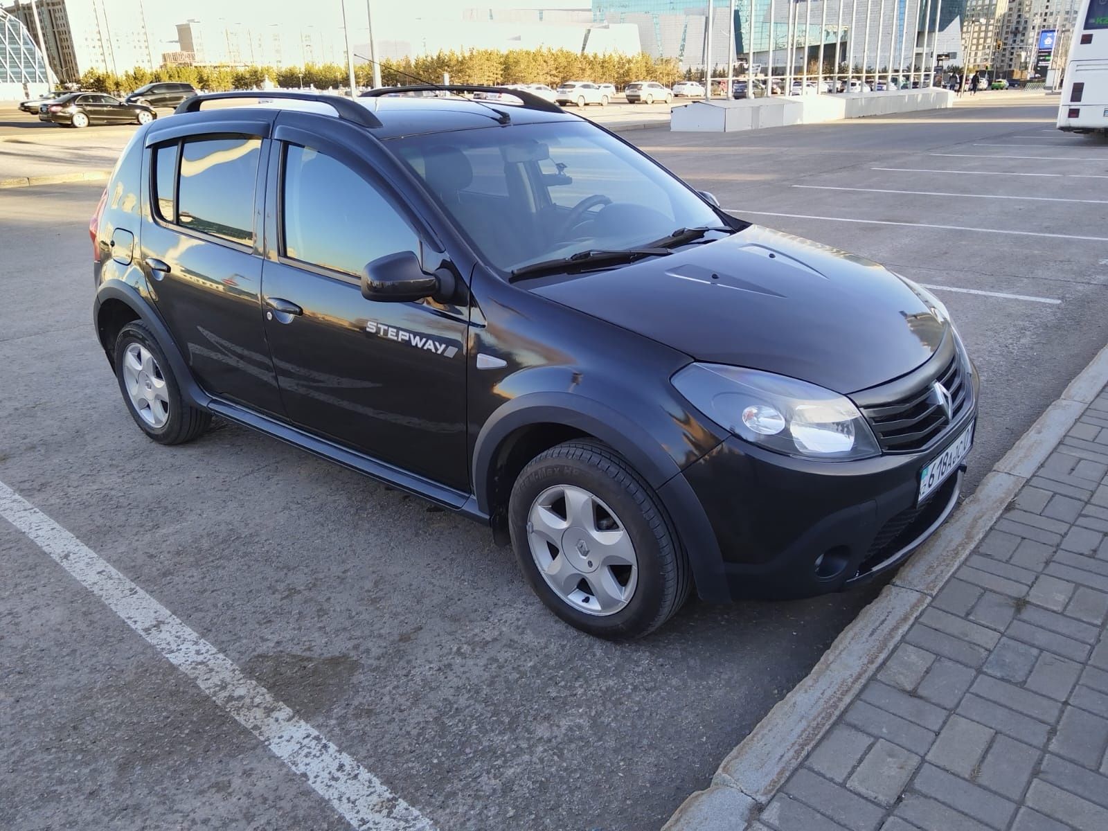 Срочно Продам машину Renault Sandero Stepway 2012: 4 300 000 тг. -  Volkswagen Астана на Olx