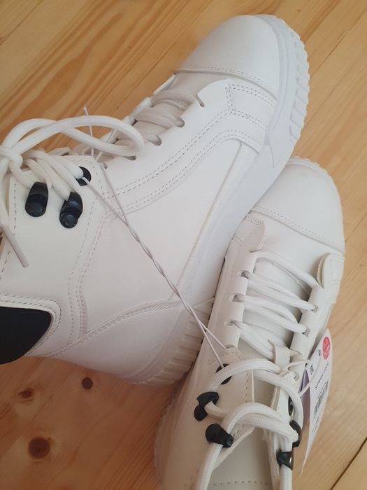 Бели кожени обувки