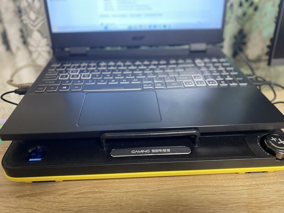 Vând sau schimb laptop gaming Acer Nitro 5 AN515-58, un model foarte performant, ideal pentru gaming FHD pe detalii maxime sau editare video/rendering