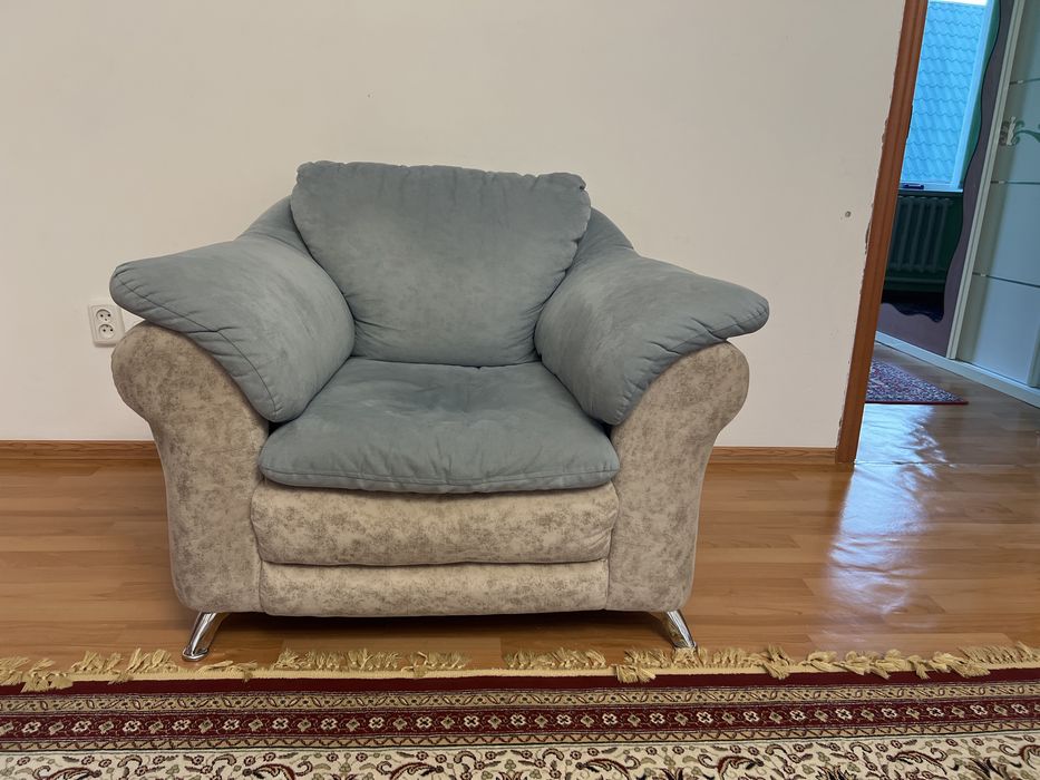 Срочно продается диван и кресло!