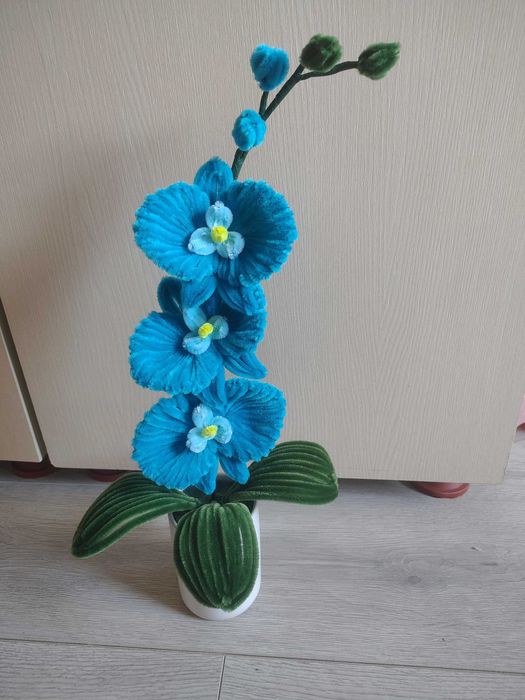 Flori lucrate manual din sârmă plușată