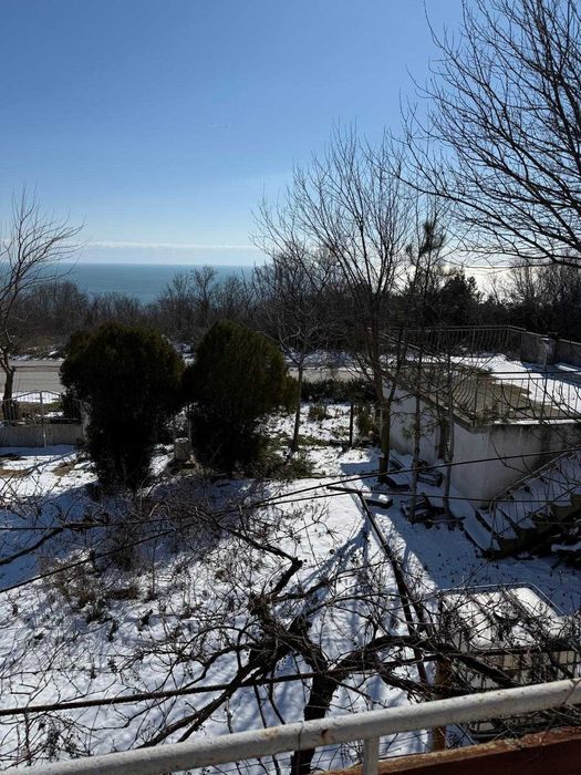 Вилна сграда и магазин за строителни материали