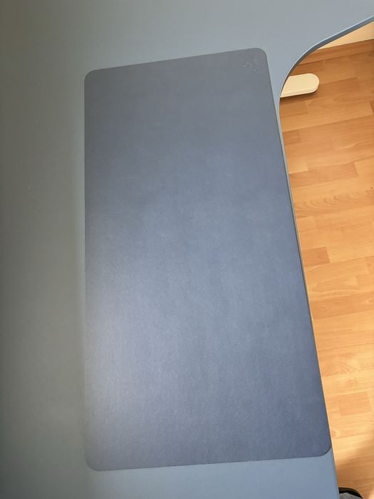 Ъглово офис бюро с регулиране на височината IKEA BEKANT с мрежа отдолу