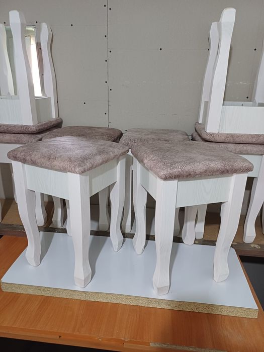 Кухонный стол новый с 4 табуреткам.и