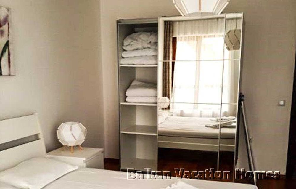 Двустаен апартамент с голяма покривна тераса – на 100 м от морето