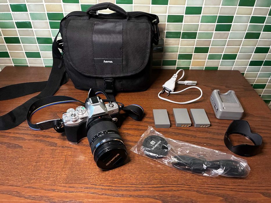 Set foto mirrorless Olympus OM-D E-M10 Mark III cu obiectiv 14-150mm