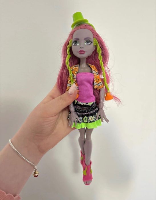 Vând păpuși Monster high
