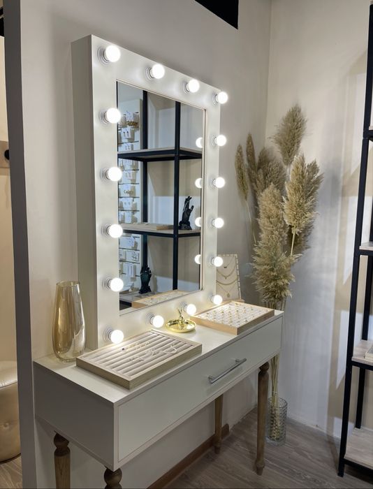 Туалетный столик с зеркалом и подсветкой (б/у)