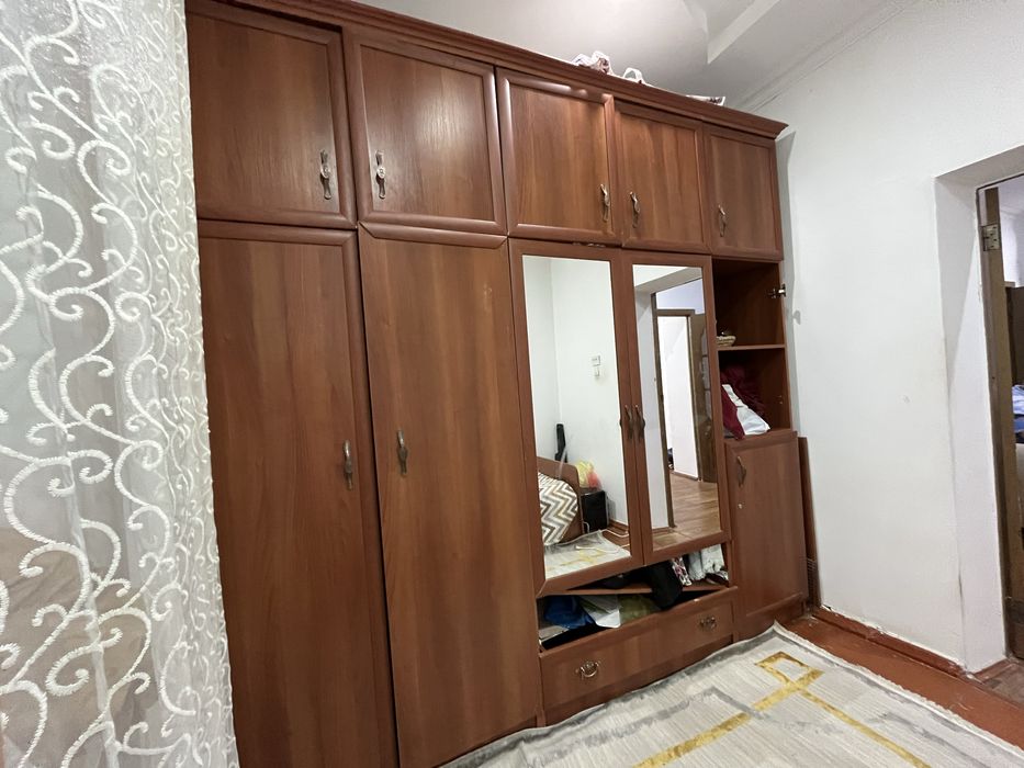 Большой шкаф с зеркалом
