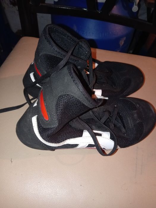 Боксерки, спортивная обувь.