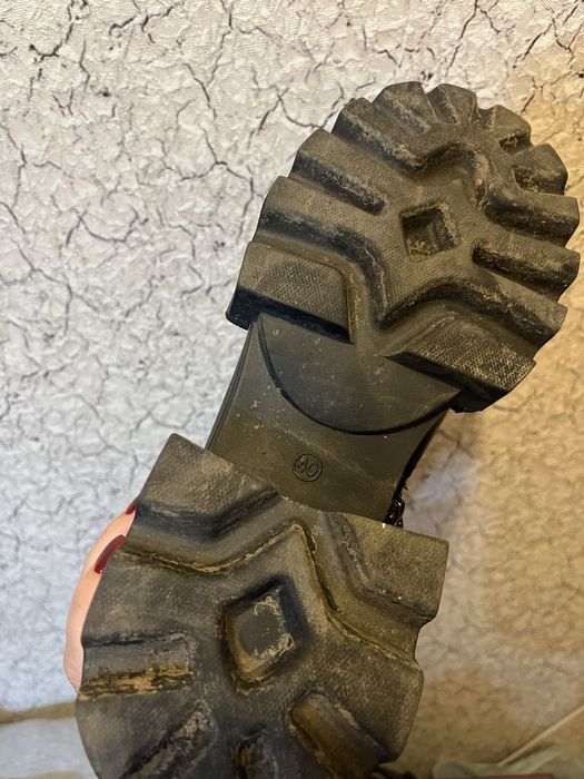 Продам зимние ботинки женские