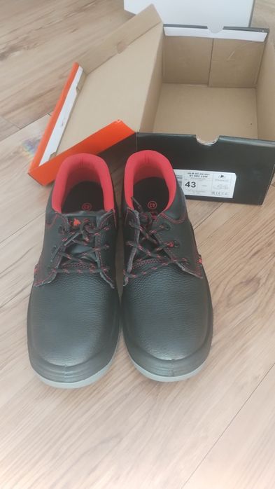 Работни обувки с бомбе!