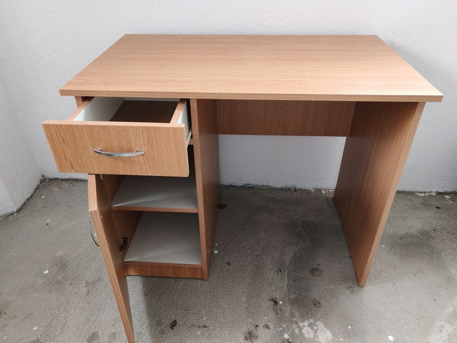 Birou cu sertar și rafturi