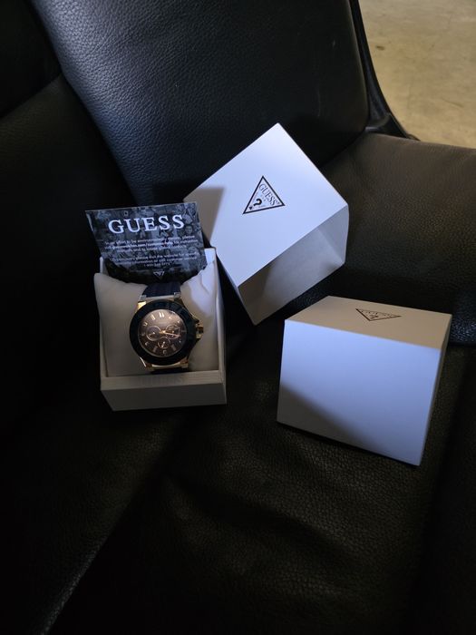 Часовник guess чисто нов