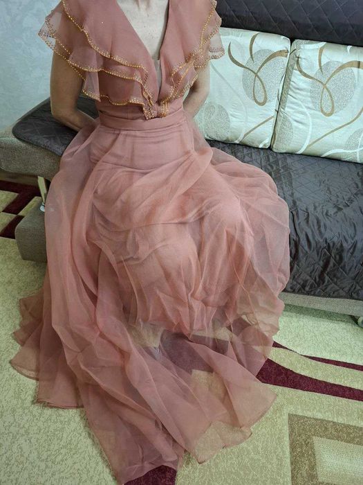 Продам  вечернее платье  в пол.  Размер 46 - 48