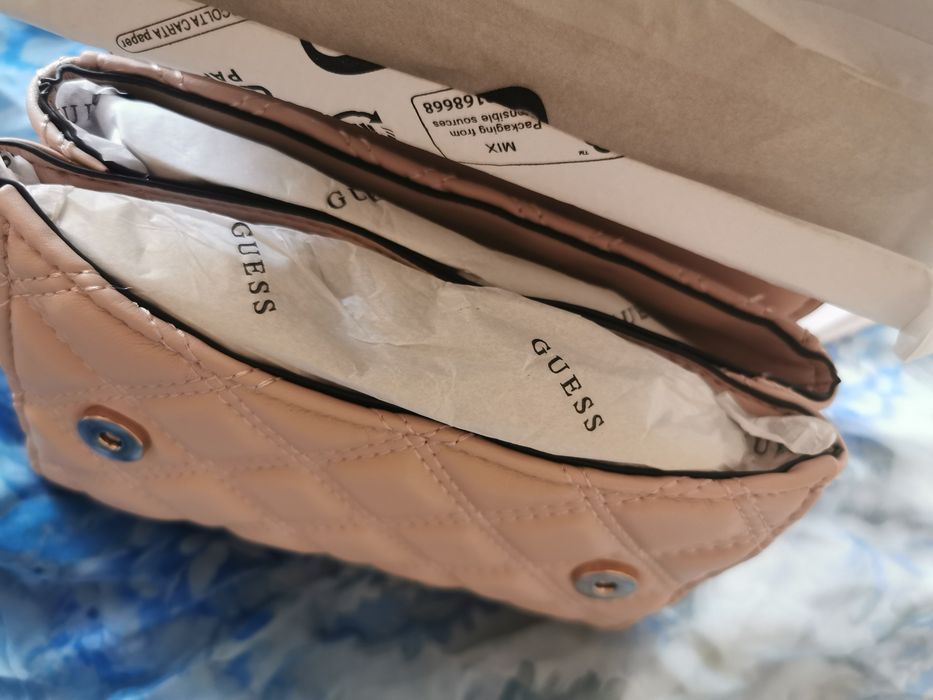Нова, оригинална дамска чанта Guess