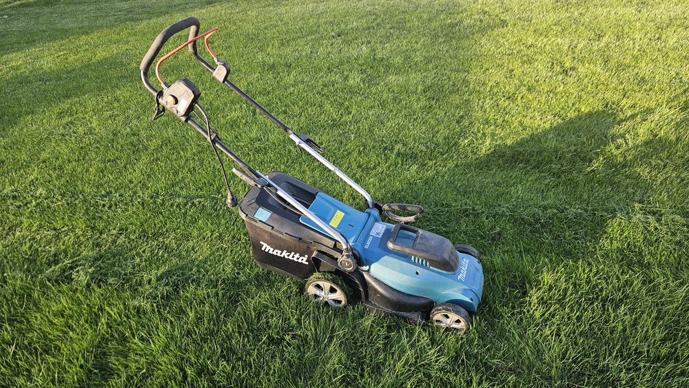 Vand masina tuns gazon Makita ELM320