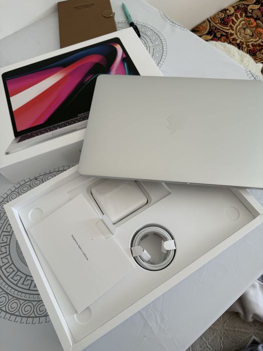Macbook pro 13, 2022 M2 512GB.