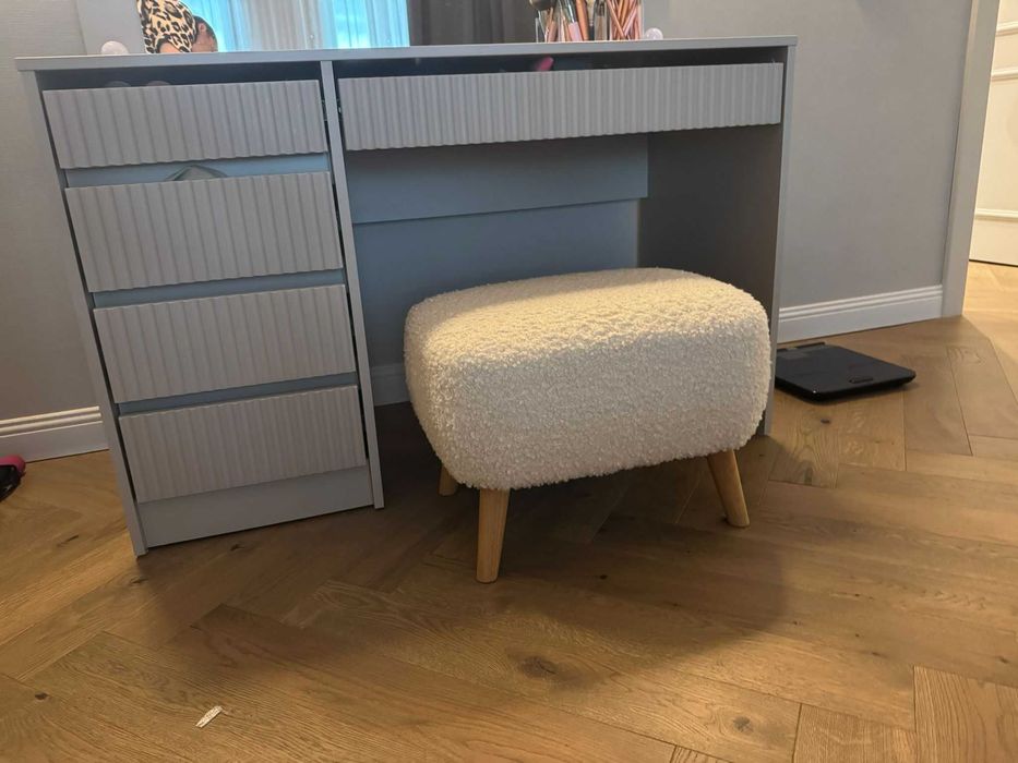 Тоалетка с огледало в отлично състояние (Vanity table with mirror in excellent condition)