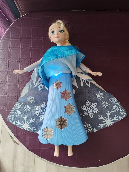 Vând păpușă Frozen Elsa