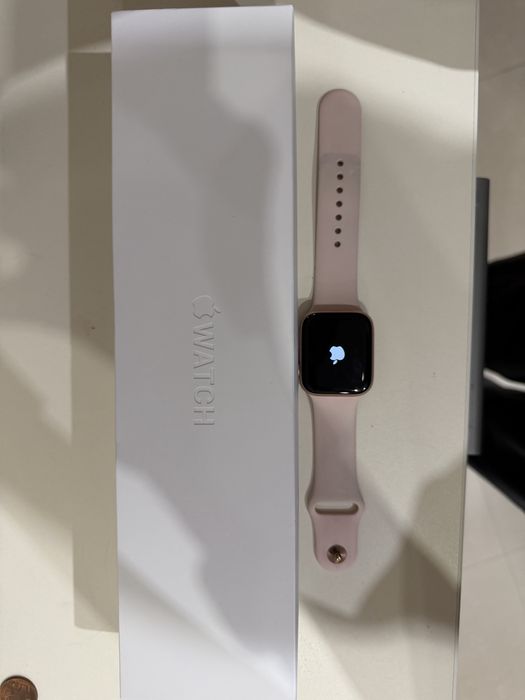 apple watch 4 - 44 мм. Без ремонти. Розов.