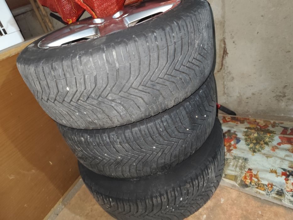 Vând cauciucuri 225/45 R17