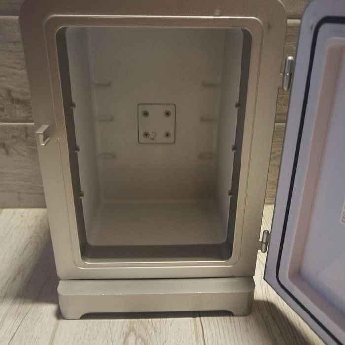 Мини хладилник на 12 и 220 волта