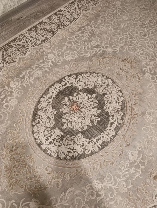 Ковер плотный но мягкий с выбитым рисунком