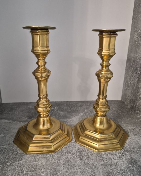 Pereche două sfeșnice vechi din bronz, 22cm, fabricate in Marea Britanie in anii 1970.